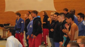 Bushido-Judokas beobachten gespannt das Wettkampfgeschehen